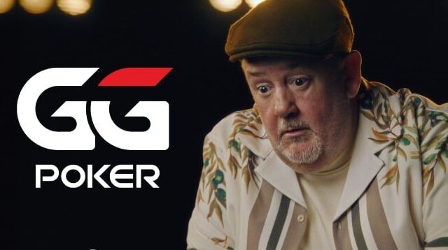 Johnny Vegas ruskeassa hatussaan pöllämystynyt ilme naamallaan, vasemmassa laidassa lukee GGPoker.