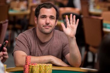 Jordan Cristos heiluttaa kameralle