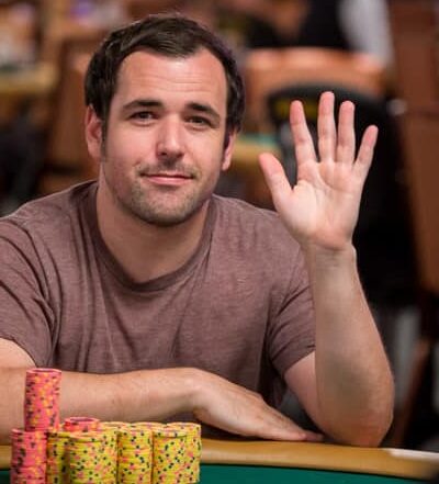 Jordan Cristos heiluttaa kameralle