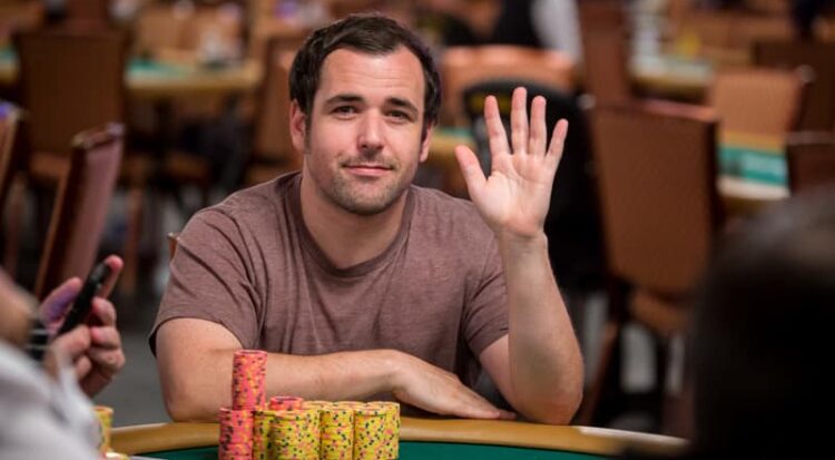 Jordan Cristos heiluttaa kameralle