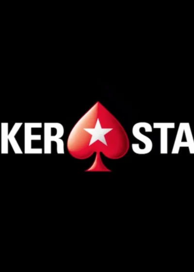 Keskellä on punainen pokerstarsin padan muotoinen logo. Valkoisella tekstillä lukee PokerStars ja tausta on täysin musta.