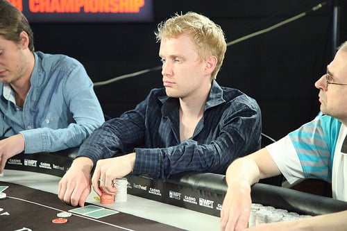 Markus Ristola istuu pokeripöydän ääressä. Hänellä on vaaleat hiukset ja musta paita.