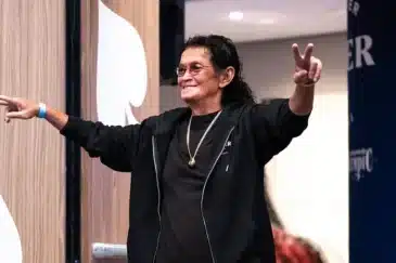 Scotty Nguyễn astelee Tallinnassa turnaussaliin kädet levällään