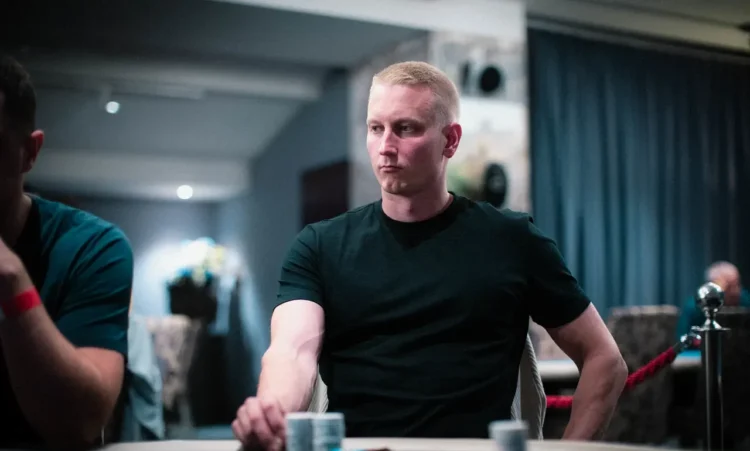 Suomalaine Aki Vihikainen istuu pokeripöydässä vakana edessään pelimerkkejä