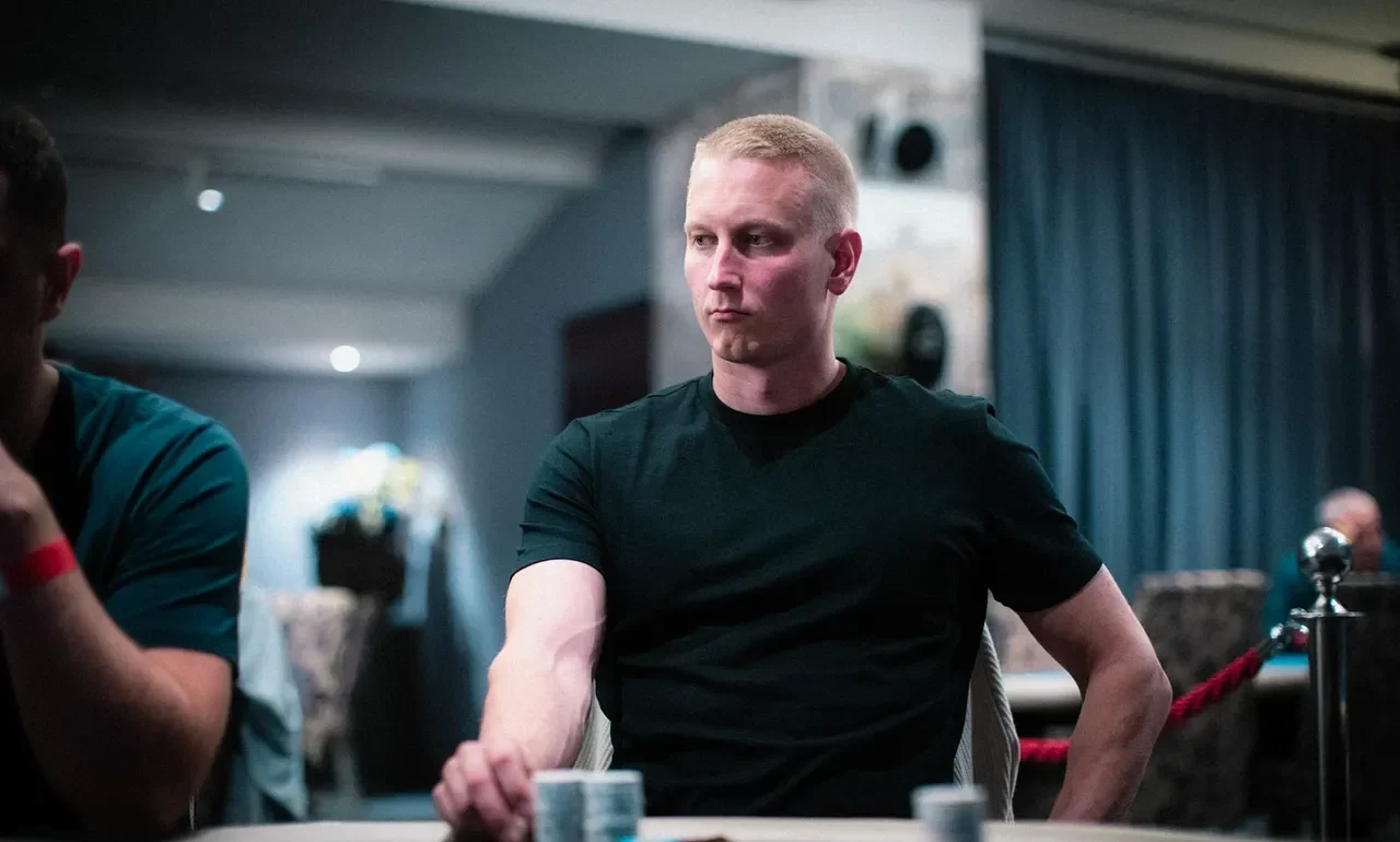 Suomalaine Aki Vihikainen istuu pokeripöydässä vakana edessään pelimerkkejä