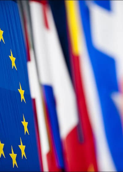 Euroopan unionin lippu yhdessä kasassa monien EU-maiden lippujen kanssa.