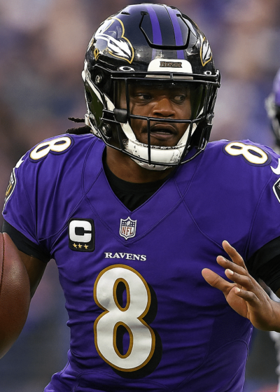 Kaksi miestä pelaavat amerikkalaista jalkapalloa. Toisella on pallo kädessään ja violetti pelipaita. Toinen seisoo takana.