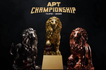 Kyseessä on tyylikäs ja vaikuttava mainoskuva, joka esittelee APT (Asian Poker Tour) Championship -tapahtuman palkintopokaaleja. Kuvan keskipisteenä on kolme majesteettista leijonapatsasta: keskimmäinen on kiiltävän kultainen ja korokkeella, vasemmanpuoleinen on tummaa metallia tai hopeaa, ja oikeanpuoleinen on pronssinen. Jokainen leijona pitää etutassunsa alla punaista palloa, jossa on APT-logo. Pokaalien yläpuolella, tummalla taustalla, lukee suurilla kultaisilla kirjaimilla "APT CHAMPIONSHIP" ja sen alla pienemmällä "TAIPEI • 2025". Valaistus on dramaattinen ja kohdistettu pokaaleihin, mikä luo kuvaan arvokkaan ja kilpailullisen tunnelman.