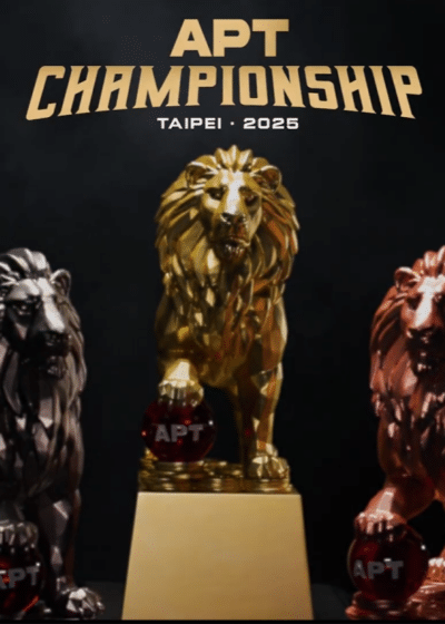 Kyseessä on tyylikäs ja vaikuttava mainoskuva, joka esittelee APT (Asian Poker Tour) Championship -tapahtuman palkintopokaaleja. Kuvan keskipisteenä on kolme majesteettista leijonapatsasta: keskimmäinen on kiiltävän kultainen ja korokkeella, vasemmanpuoleinen on tummaa metallia tai hopeaa, ja oikeanpuoleinen on pronssinen. Jokainen leijona pitää etutassunsa alla punaista palloa, jossa on APT-logo. Pokaalien yläpuolella, tummalla taustalla, lukee suurilla kultaisilla kirjaimilla "APT CHAMPIONSHIP" ja sen alla pienemmällä "TAIPEI • 2025". Valaistus on dramaattinen ja kohdistettu pokaaleihin, mikä luo kuvaan arvokkaan ja kilpailullisen tunnelman.