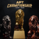 Kyseessä on tyylikäs ja vaikuttava mainoskuva, joka esittelee APT (Asian Poker Tour) Championship -tapahtuman palkintopokaaleja. Kuvan keskipisteenä on kolme majesteettista leijonapatsasta: keskimmäinen on kiiltävän kultainen ja korokkeella, vasemmanpuoleinen on tummaa metallia tai hopeaa, ja oikeanpuoleinen on pronssinen. Jokainen leijona pitää etutassunsa alla punaista palloa, jossa on APT-logo. Pokaalien yläpuolella, tummalla taustalla, lukee suurilla kultaisilla kirjaimilla "APT CHAMPIONSHIP" ja sen alla pienemmällä "TAIPEI • 2025". Valaistus on dramaattinen ja kohdistettu pokaaleihin, mikä luo kuvaan arvokkaan ja kilpailullisen tunnelman.