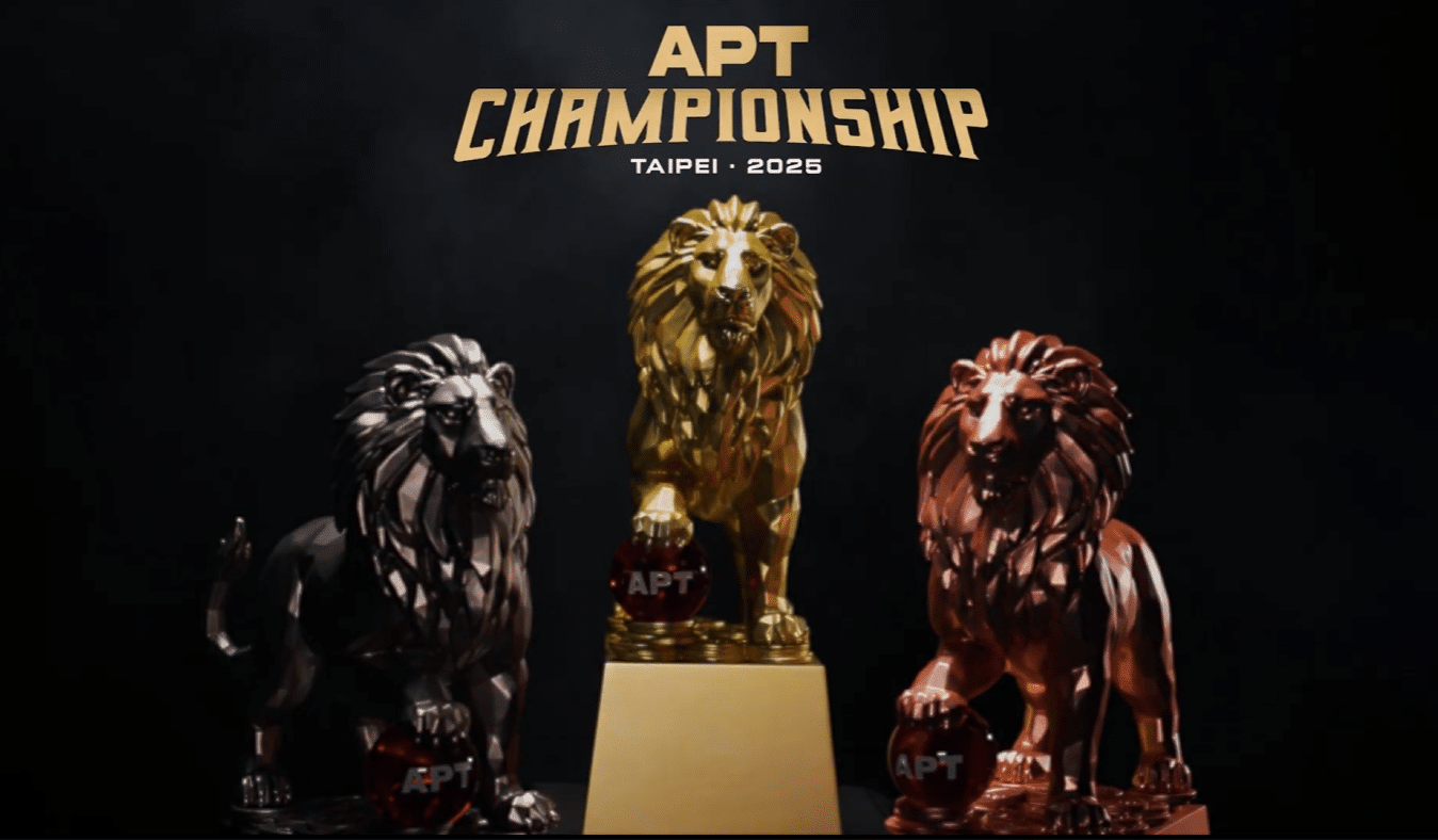 Kyseessä on tyylikäs ja vaikuttava mainoskuva, joka esittelee APT (Asian Poker Tour) Championship -tapahtuman palkintopokaaleja. Kuvan keskipisteenä on kolme majesteettista leijonapatsasta: keskimmäinen on kiiltävän kultainen ja korokkeella, vasemmanpuoleinen on tummaa metallia tai hopeaa, ja oikeanpuoleinen on pronssinen. Jokainen leijona pitää etutassunsa alla punaista palloa, jossa on APT-logo. Pokaalien yläpuolella, tummalla taustalla, lukee suurilla kultaisilla kirjaimilla "APT CHAMPIONSHIP" ja sen alla pienemmällä "TAIPEI • 2025". Valaistus on dramaattinen ja kohdistettu pokaaleihin, mikä luo kuvaan arvokkaan ja kilpailullisen tunnelman.