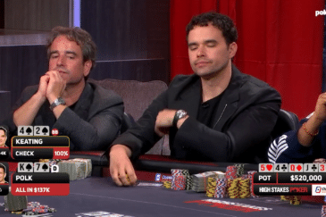 Kuvassa on jännittävä tilanne High Stakes Poker -televisio-ohjelmasta, jossa pelataan valtavista rahasummista. Pöydän keskellä istuu pokeriammattilainen Alan Keating rauhallisen näköisenä. Grafiikka paljastaa, että käynnissä on massiivinen, 520 000 dollarin potti. Keating on voittanut käden (100 % todennäköisyys) 4♠ 2♠ -korteillaan, jotka muodostivat parin pöydässä olevien korttien (5♥ 4♣ Q♦ J♣ 3♥) kanssa. Hänen vastustajansa Doug Polk (jonka grafiikka näkyy vasemmalla) on hävinnyt all-in-panostuksensa kuningashai-kädellä. Pöydällä näkyvät paksut seteliniput pelimerkkien seassa korostavat pelin poikkeuksellisen korkeita panoksia.