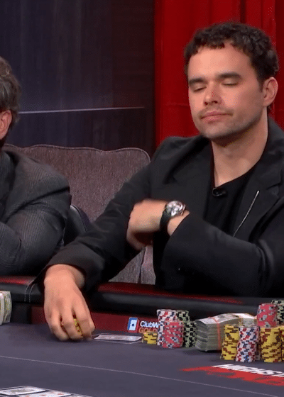 Kuvassa on jännittävä tilanne High Stakes Poker -televisio-ohjelmasta, jossa pelataan valtavista rahasummista. Pöydän keskellä istuu pokeriammattilainen Alan Keating rauhallisen näköisenä. Grafiikka paljastaa, että käynnissä on massiivinen, 520 000 dollarin potti. Keating on voittanut käden (100 % todennäköisyys) 4♠ 2♠ -korteillaan, jotka muodostivat parin pöydässä olevien korttien (5♥ 4♣ Q♦ J♣ 3♥) kanssa. Hänen vastustajansa Doug Polk (jonka grafiikka näkyy vasemmalla) on hävinnyt all-in-panostuksensa kuningashai-kädellä. Pöydällä näkyvät paksut seteliniput pelimerkkien seassa korostavat pelin poikkeuksellisen korkeita panoksia.