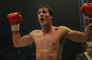 Amin Asikainen punaisissa nyrkkeilyhanskoissa ottelun jälkeen