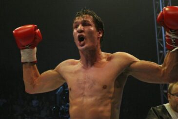 Amin Asikainen punaisissa nyrkkeilyhanskoissa ottelun jälkeen