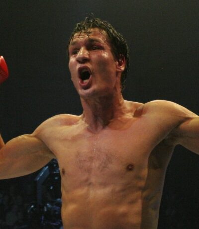 Amin Asikainen punaisissa nyrkkeilyhanskoissa ottelun jälkeen