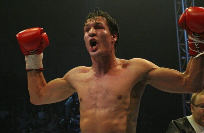 Amin Asikainen punaisissa nyrkkeilyhanskoissa ottelun jälkeen