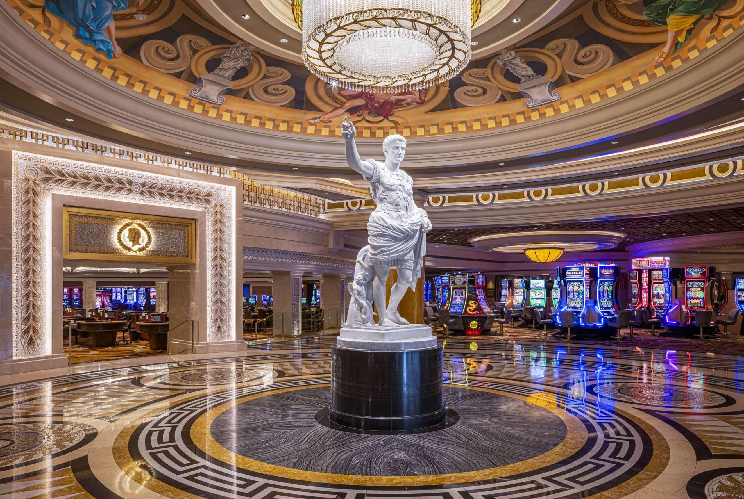 Kuvassa on Las Vegasin kuuluisan Caesars Palace -kasinohotellin pääsisäänkäynnin aula (Main Entrance Rotunda), joka uudistettiin näyttävästi vuonna 2022. Tilan majesteettinen keskipiste on keisari Augustuksen (Augustus Caesar) massiivinen, 15 jalkaa (noin 4,5 metriä) korkea valkoinen marmoripatsas. Patsas kuvaa keisaria käsi kohotettuna tervehdykseen, mikä toivottaa vieraat tervetulleiksi.