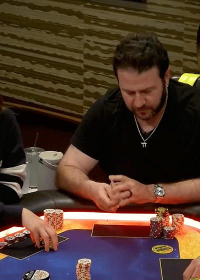 Kuvassa on ruutukaappaus erittäin jännittävästä pokerikädestä Hustler Casino Live -ohjelmasta. Tilanne on kriittinen: pöydässä on neljä ruutua, ja kahdella pelaajalla on ruutukortit, mikä takaa värin molemmille. Grafiikka näyttää pelaaja "JBOOGSin" (vasemmalla) olevan all-in 32 750 dollarilla, kädessään kuningas-yhdeksän-ruutua. Hänen vastustajallaan "MIKE X:llä" on nelos-kolmos-ruutua, joka pöydän korttien avulla muodostaa korkeamman, ässähain värin. Pelaajat, mukaan lukien keskellä istuva parrakas mies, seuraavat tilannetta intensiivisesti, kun potti on kasvanut massiiviseen 79 050 dollariin.