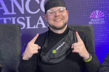 Eetu "Roosteeni" Gråsten humyilee kameralle sormet pystyssä nettipokeri.comin vyölaukku yllään