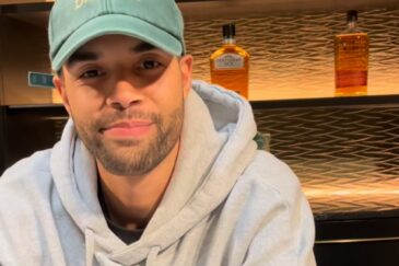 Jeffrey Lawman myhäilemässä pokerista innostuneena Bombay Clubilla