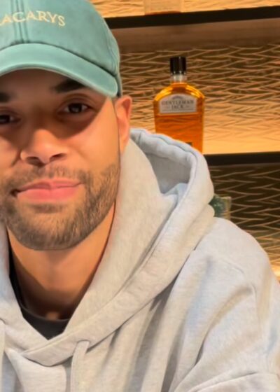 Jeffrey Lawman myhäilemässä pokerista innostuneena Bombay Clubilla