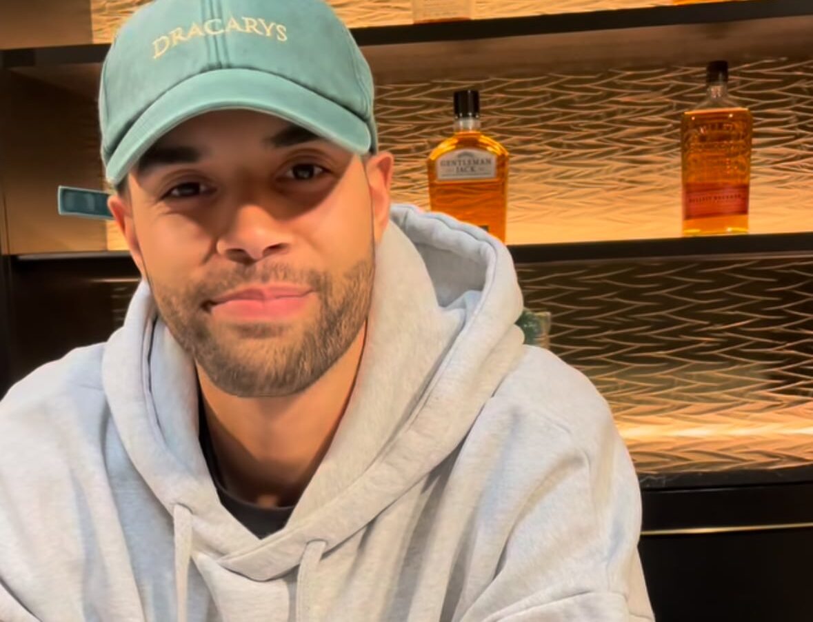 Jeffrey Lawman myhäilemässä pokerista innostuneena Bombay Clubilla