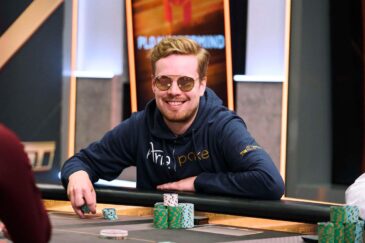 Joni Jouhkimainen istuu pokeripöydässä lasit päässään