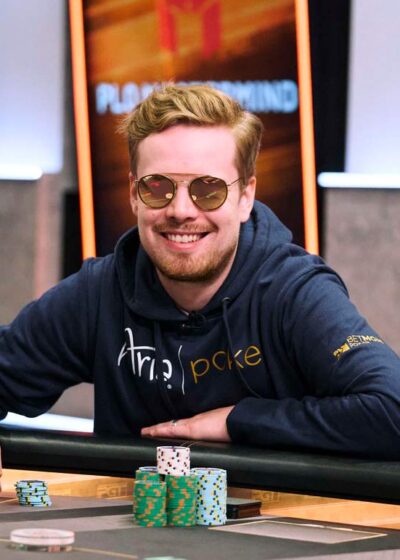 Joni Jouhkimainen istuu pokeripöydässä lasit päässään