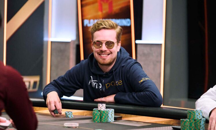 Joni Jouhkimainen istuu pokeripöydässä lasit päässään