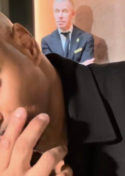 Jucci Hellström kätensä takana piilottelemassa