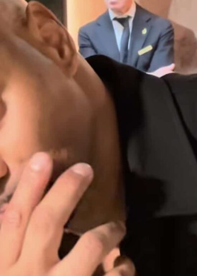 Jucci Hellström kätensä takana piilottelemassa