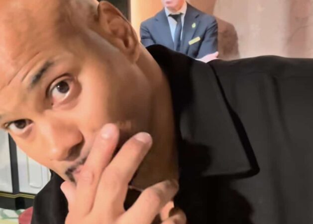 Jucci Hellström kätensä takana piilottelemassa