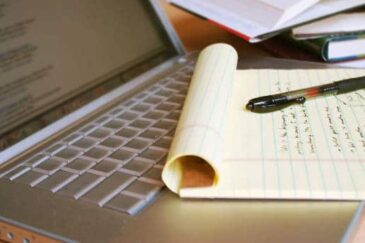 Läppäri, kynä ja paperia