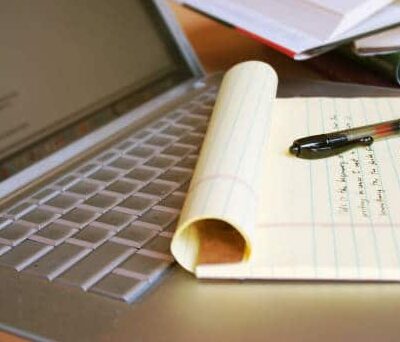 Läppäri, kynä ja paperia