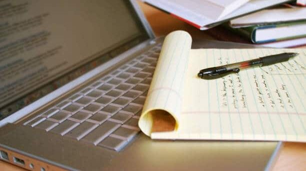 Läppäri, kynä ja paperia