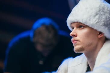 Ossi Ketola istuu valkoinen karvahattu päässään katsoen kaukaisuuteen