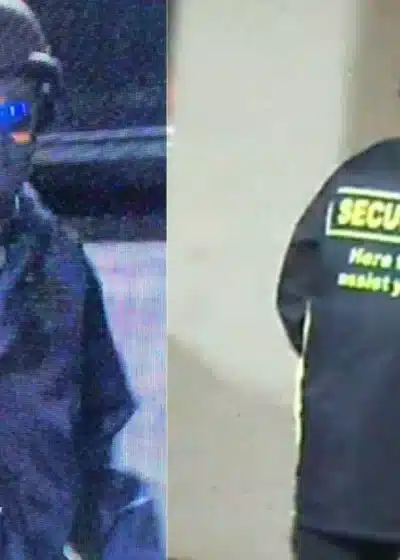 Kuvassa näkyy kaksi eri kuvakulmaa henkilöstä, joka on pukeutunut turvallisuushenkilöstöä muistuttavaan varustukseen. Henkilön kasvot on peitetty huivilla tai maskilla, ja hänellä on päässään kypärä ja tummat suojalasit. Vaatteet ovat tummansiniset ja niissä on kirkkaan keltaisia tehosteita. Vasemmanpuoleisessa kuvassa takin etupuolella lukee keltaisella “1780 SECURITY”. Oikeanpuoleisessa kuvassa selkäpuolella on iso “SECURITY”-teksti ja sen alla pienemmällä tekstillä “Here to assist you” (vaikkakin viimeinen sana on hieman epäselvä, se näyttää olevan assist you). Kokonaisuus antaa vaikutelman valvonta- tai turvatehtävissä toimivasta henkilöstä, mutta kasvot ovat täysin peitetyt eikä yksilöstä voi tunnistaa, kuka hän on.