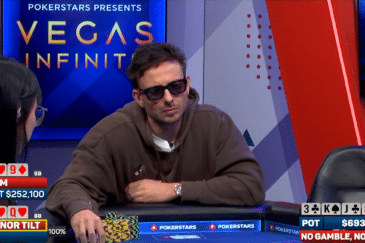 Kuvassa näkyy pokerilähetyksen kohtaus televisiostudiosta. Keskellä istuva pelaaja käyttää suuria aurinkolaseja ja ruskeaa hupparia, ja hänellä on edessään iso pino kelta-mustia pelimerkkejä. Vasemmalla puolella näkyy toinen pelaaja sivuprofiilissa. Grafiikat kertovat käden tilanteen: – Yhdellä pelaajalla on A♥ 9♦ ja hän on lyönyt $252,100. – Toisella on K♥ Q♥ ja näytön mukaan 100 % voittotodennäköisyys. Pöytäkortit ovat 3♣ K♠ J♠ 8♣ 5♦, ja potin koko on $693,900. Taustalla näkyy turnauksen visuaalinen teema ”POKERSTARS PRESENTS VEGAS INFINITE” sekä PokerGO-logo. Kokonaisuus näyttää olevan ammattimaisesti tuotettu pokeriohjelma.