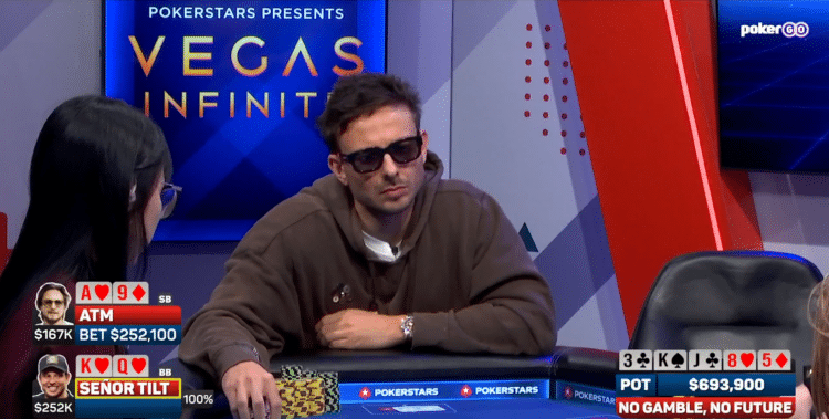 Kuvassa näkyy pokerilähetyksen kohtaus televisiostudiosta. Keskellä istuva pelaaja käyttää suuria aurinkolaseja ja ruskeaa hupparia, ja hänellä on edessään iso pino kelta-mustia pelimerkkejä. Vasemmalla puolella näkyy toinen pelaaja sivuprofiilissa. Grafiikat kertovat käden tilanteen: – Yhdellä pelaajalla on A♥ 9♦ ja hän on lyönyt $252,100. – Toisella on K♥ Q♥ ja näytön mukaan 100 % voittotodennäköisyys. Pöytäkortit ovat 3♣ K♠ J♠ 8♣ 5♦, ja potin koko on $693,900. Taustalla näkyy turnauksen visuaalinen teema ”POKERSTARS PRESENTS VEGAS INFINITE” sekä PokerGO-logo. Kokonaisuus näyttää olevan ammattimaisesti tuotettu pokeriohjelma.