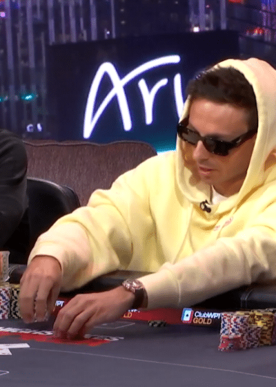 Kuvassa on dramaattinen ja erittäin kallis hetki High Stakes Poker -televisio-ohjelmasta. Keskellä istuva pelaaja, joka käyttää nimimerkkiä "Señor Tilt", on pukeutunut vaaleankeltaiseen huppariin ja aurinkolaseihin, ja hän kurkottaa kohti pöydän keskustaa. Ruudun grafiikat paljastavat huikean tilanteen: pöydän potissa on käsittämättömät 1 295 600 dollaria. Señor Tilt on voittanut käden 100 % varmuudella, sillä hänen A♦ 5♦ -kätensä on osunut pöydän kortteihin (Q♠ 5♣ 5♥ 9♥ 2♠) muodostaen kolmoset. Grafiikan mukaan hänen vastustajansa Alan Keating on tehnyt valtavan 446 000 dollarin panostuksen häviävällä kädellä. Taustalla näkyvä Aria-kasinon logo sijoittaa pelin Las Vegasiin.