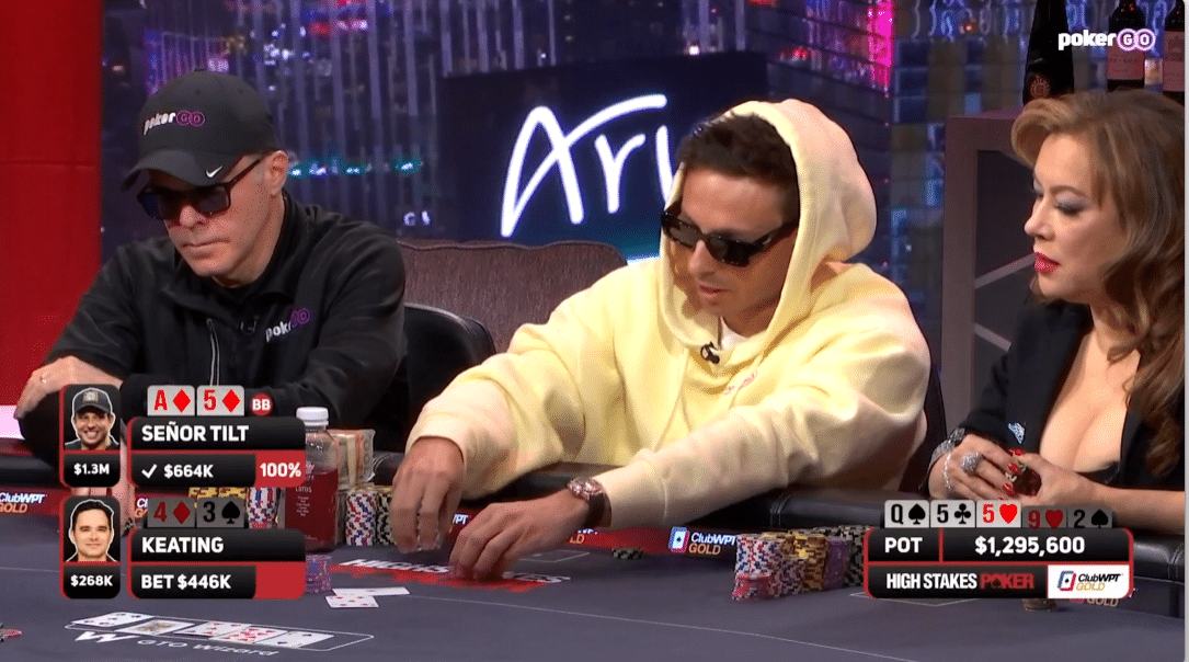 Kuvassa on dramaattinen ja erittäin kallis hetki High Stakes Poker -televisio-ohjelmasta. Keskellä istuva pelaaja, joka käyttää nimimerkkiä "Señor Tilt", on pukeutunut vaaleankeltaiseen huppariin ja aurinkolaseihin, ja hän kurkottaa kohti pöydän keskustaa. Ruudun grafiikat paljastavat huikean tilanteen: pöydän potissa on käsittämättömät 1 295 600 dollaria. Señor Tilt on voittanut käden 100 % varmuudella, sillä hänen A♦ 5♦ -kätensä on osunut pöydän kortteihin (Q♠ 5♣ 5♥ 9♥ 2♠) muodostaen kolmoset. Grafiikan mukaan hänen vastustajansa Alan Keating on tehnyt valtavan 446 000 dollarin panostuksen häviävällä kädellä. Taustalla näkyvä Aria-kasinon logo sijoittaa pelin Las Vegasiin.