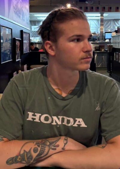 Pokeritubettaja Joonas Raatikainen istuu pöydän ääressä ravintolassa vakava ilme kasvoillaan