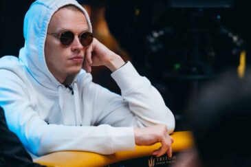 Ossi Ketola istuu lasit päässä pokeripöydässä kommentoimassa Andrew Tate -yhteistyötä