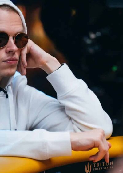 Ossi Ketola istuu lasit päässä pokeripöydässä kommentoimassa Andrew Tate -yhteistyötä