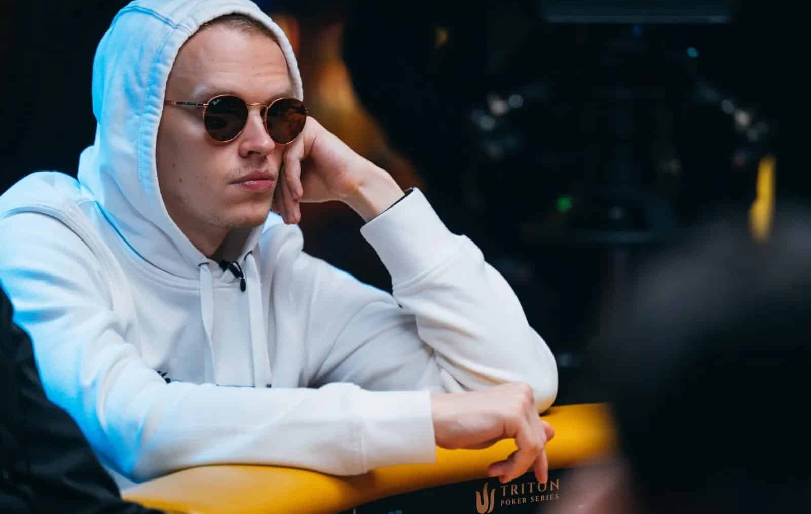 Ossi Ketola istuu lasit päässä pokeripöydässä kommentoimassa Andrew Tate -yhteistyötä