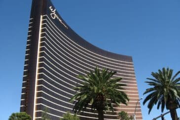 Kasinojätti Wynn kohoaa kuin purjeen muotoisena Las Vegasin sinitaivasta vasten palmujen ympäröimänä