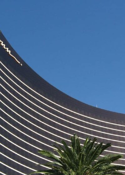 Kasinojätti Wynn kohoaa kuin purjeen muotoisena Las Vegasin sinitaivasta vasten palmujen ympäröimänä