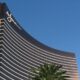 Kasinojätti Wynn kohoaa kuin purjeen muotoisena Las Vegasin sinitaivasta vasten palmujen ympäröimänä