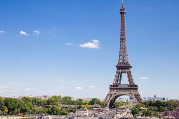 Ranskan Pariisissa Eiffel-torni kohoaa sinistä taivasta vasten